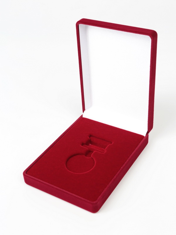 Футляр (90х124х32 мм) под медаль на квадро колодке (короткая), светло-бордовый  Футляр (90х124х32 мм) под медаль на квадро колодке (короткая), светло-бордовый