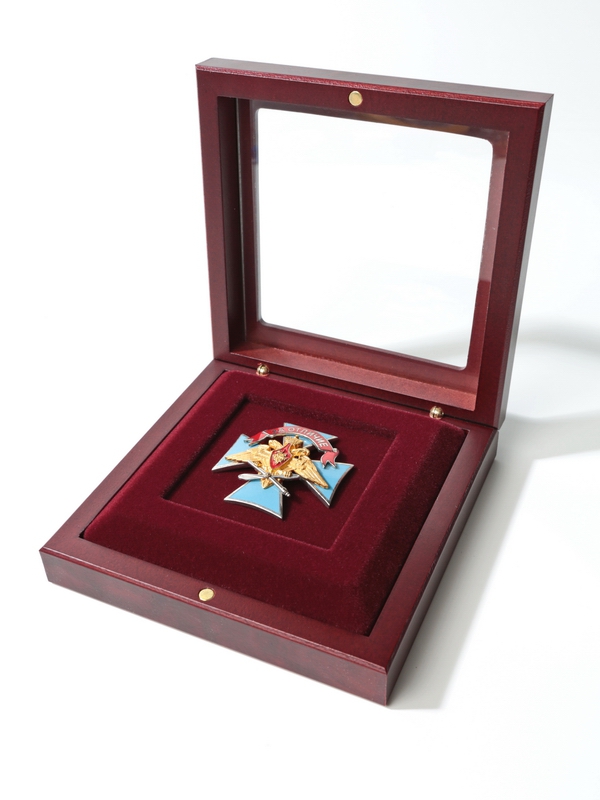 Деревянный футляр с прозрачным окном Volterra (120х120х34 мм) под знак с винтом,  тёмно-бордовый