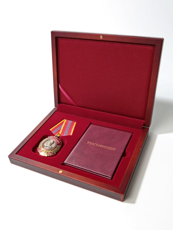 Деревянный футляр (194х149х32 мм) под орден на пятиугольной колодке и удостоверение (81х112х6 мм)