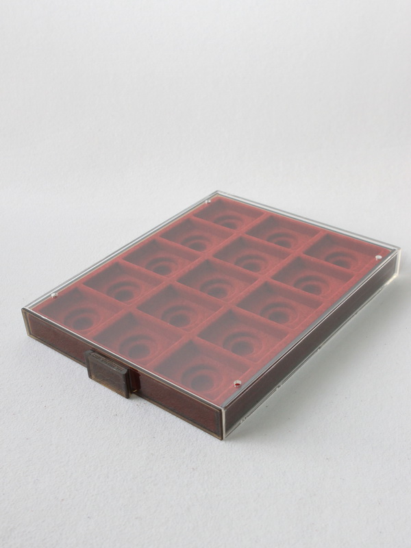 Кассета XL на 15 ячеек (49х64х10 мм) (под знаки с винтом), светло-бордовый  Кассета XL на 15 ячеек (49х64х10 мм) (под знаки с винтом), светло-бордовый