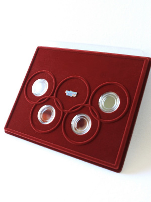 Планшет S (234х296х12 мм) для 4 Олимпийских монет Сочи-2014 в капсулах (5 колец), тёмно-бордовый  Планшет S (234х296х12 мм) для 4 Олимпийских монет Сочи-2014 в капсулах (5 колец), тёмно-бордовый