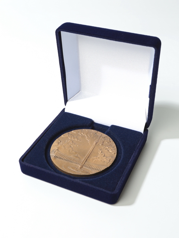 Футляр (92х92х40 мм) под универсальную медаль (углубления 50 мм, 60 мм, 70 мм)