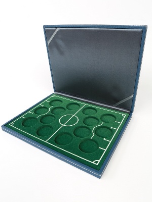 Бокс из искусственной кожи Nera M Azur. Для 14 серебряных монет Кубок Конфедераций 2017 и Чемпионат мира по футболу 2018 в капсулах Бокс из искусственной кожи Nera M Azur. Для 14 серебряных монет Кубок Конфедераций 2017 и Чемпионат мира по футболу 2018 в капсулах