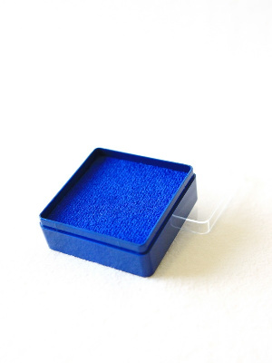 Пластиковый футляр (58х58х22 мм). Светло-синее основание, прозрачная крышка Пластиковый футляр (58х58х22 мм). Светло-синее основание, прозрачная крышка