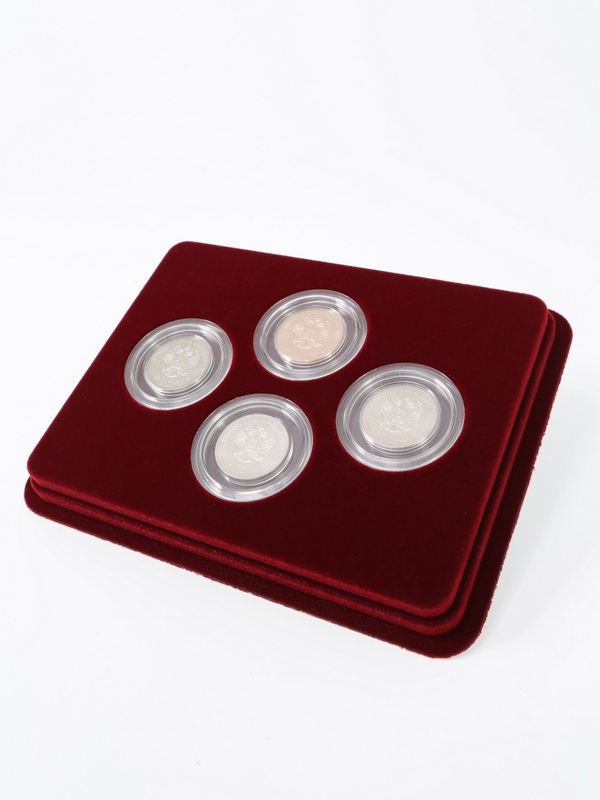 Сувенирная упаковка (181х142х22 мм) на 4 монеты в капсулах (диаметр 44 мм). Вид 2