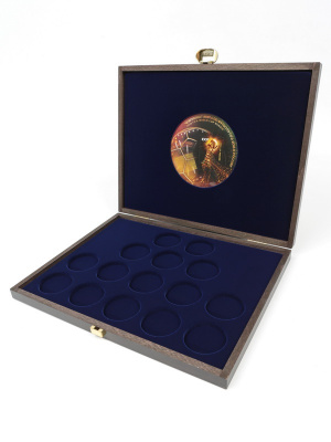 Деревянный бокс Carus (304х248х31 мм) для 2 золотых и 13 серебряных монет «Футбол 2018» в капсулах. Кубок, тёмно-синий  Деревянный бокс Carus (304х248х31 мм) для 2 золотых и 13 серебряных монет «Футбол 2018» в капсулах. Кубок, тёмно-синий