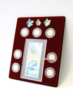 Планшет S (234х296х12 мм) для 1 банкноты Сочи-2014 в капсуле, 7 монет Сочи-2014 в капсулах и 3 значков Сочи-2014, тёмно-бордовый  Планшет S (234х296х12 мм) для 1 банкноты Сочи-2014 в капсуле, 7 монет Сочи-2014 в капсулах и 3 значков Сочи-2014, тёмно-бордовый