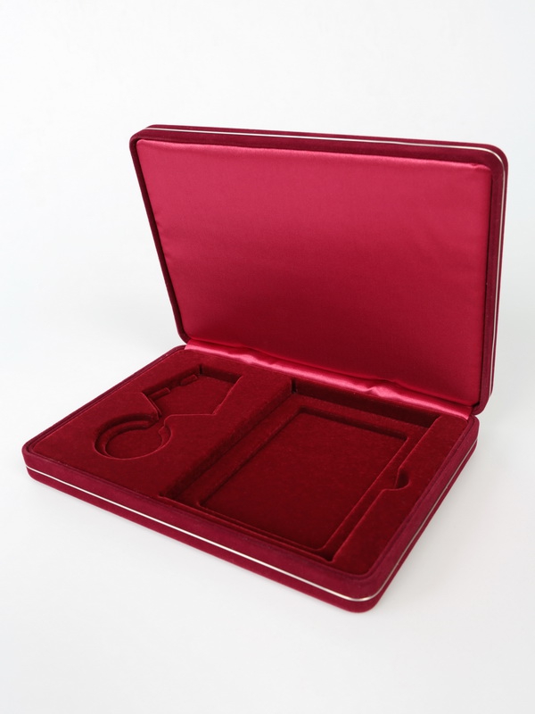 Футляр замшевый (182х128х34 мм) под медаль РФ d-37 мм и удостоверение (80х110х8 мм), тёмно-бордовый  Футляр замшевый (182х128х34 мм) под медаль РФ d-37 мм и удостоверение (80х110х8 мм), тёмно-бордовый