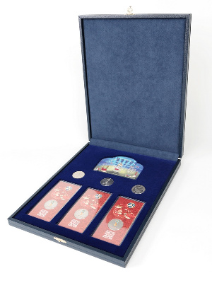 Футляр кожзам Sapfir S (237х298х33 мм) для 3 монет 25 рублей и 3 монет 25 рублей в блистере «Футбол 2018». Талисман. Вертикальный Футляр кожзам Sapfir S (237х298х33 мм) для 3 монет 25 рублей и 3 монет 25 рублей в блистере «Футбол 2018». Талисман. Вертикальный