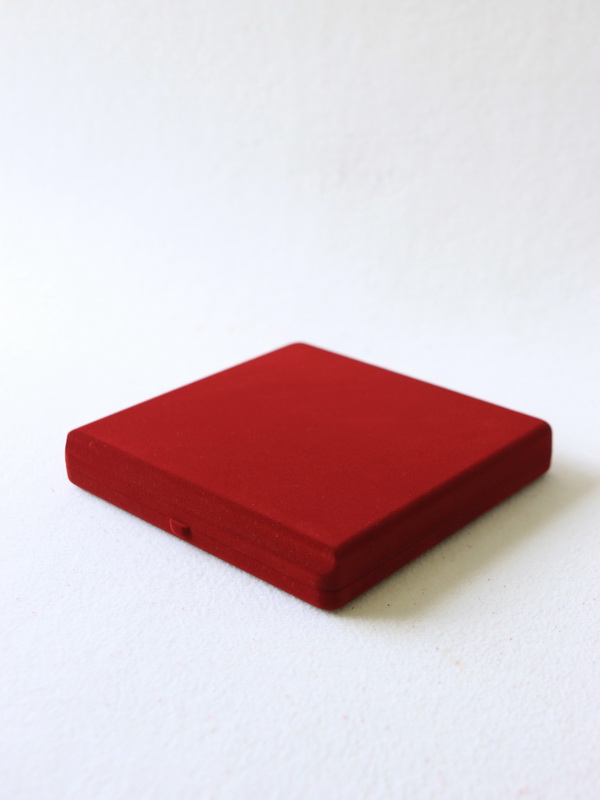  Футляр (165х165х27 мм) под медаль РФ d-37 мм и удостоверение (81х112х8 мм), тёмно-синий