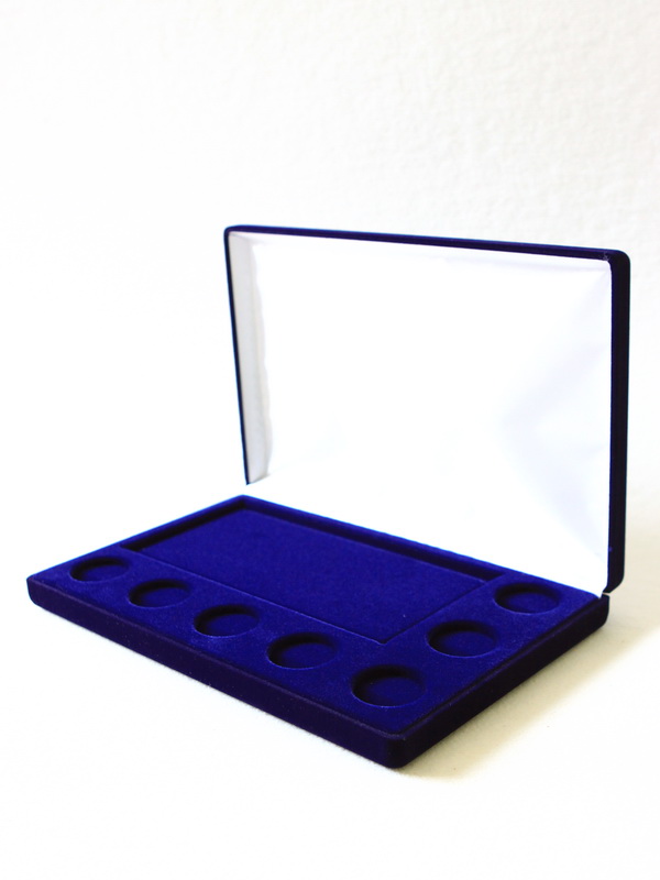  Футляр (217х141х29 мм) для 1 банкноты Сочи-2014 в чехле и 7 монет Сочи-2014 без капсул, тёмно-синий