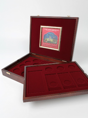 Футляр деревянный Vintage (329х271х61 мм) для банкноты в чехле, 3 монет 25 рублей в капсулах, 3 монет 25 рублей в блистере, 14 серебряных монет «Футбол 2018» в капсулах. 2 уровня