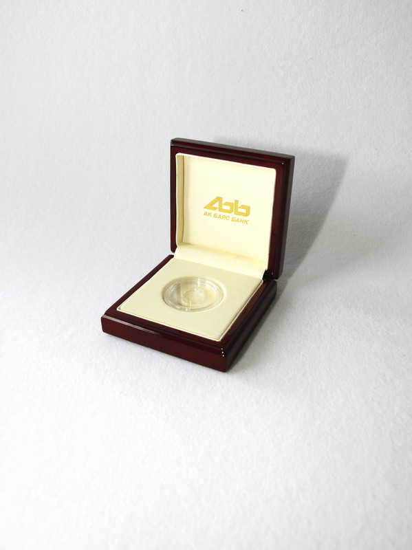 Деревянный футляр (100х100х43 мм) для монеты в капсуле