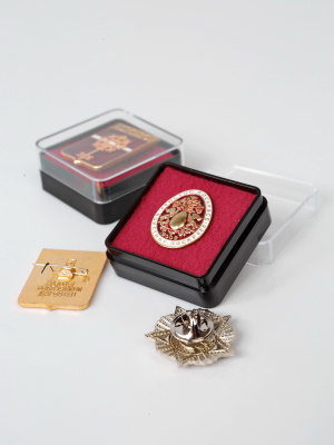 Пластиковый футляр (38х38х17 мм). Чёрное основание, прозрачная крышка, бордовая вставка  Пластиковый футляр (38х38х17 мм). Чёрное основание, прозрачная крышка, бордовая вставка