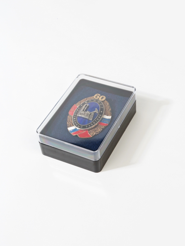  Пластиковый футляр (48х68х22 мм). Чёрное основание, прозрачная крышка, синяя вставка