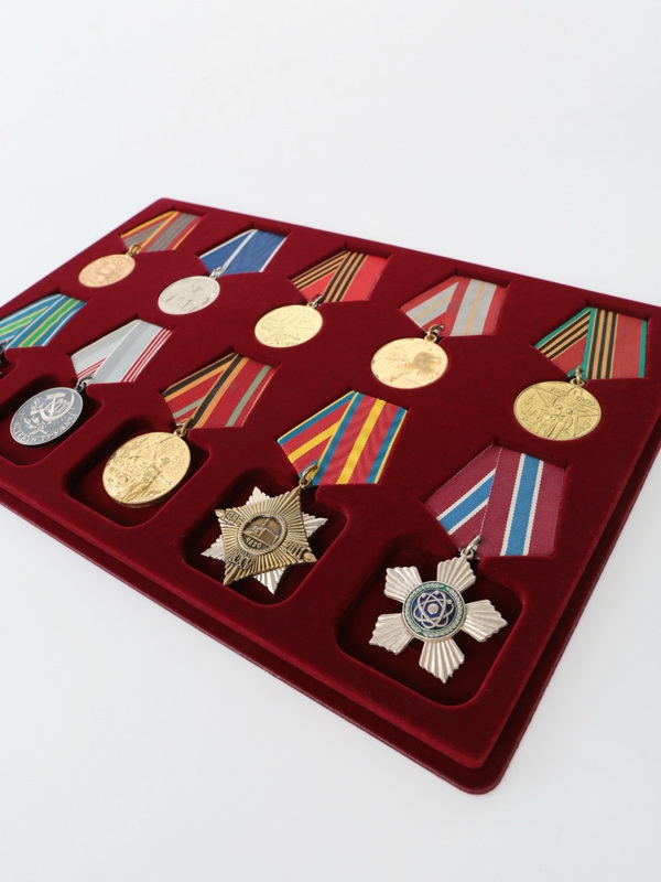  Планшет L (222х333х13 мм) на 5 медалей РФ d-32 мм и 5 орденов с пятиугольной колодкой, тёмно-бордовый
