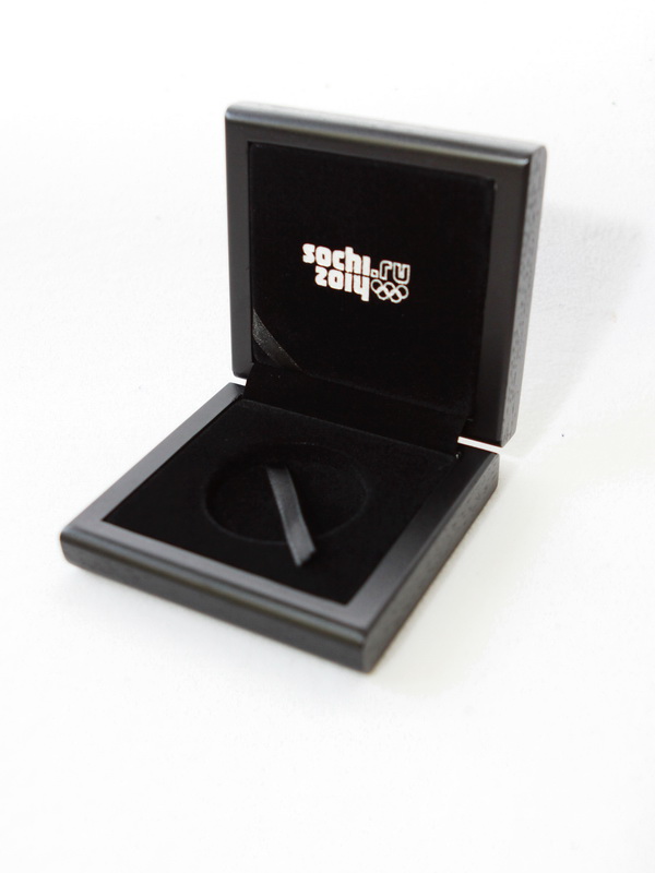 Деревянный футляр (90х95х31 мм) для монеты в капсуле. Серебро