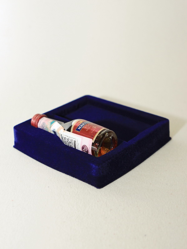 Флокированный ложемент под бутылочку MARTELL и книжку