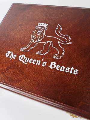 Нанесение логотипа «The Queens Beasts» (Звери Королевы) на футляр Vintage (1 уровень)