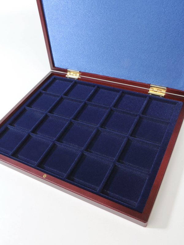 Футляр деревянный Volterra Uno (304х244х31 мм) для 20 монет в капсулах «Quadrum» (50х50х6 мм), тёмно-синий Футляр деревянный Volterra Uno (304х244х31 мм) для 20 монет в капсулах «Quadrum» (50х50х6 мм), тёмно-синий