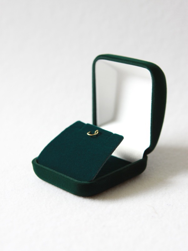 Футляр (53х59х33 мм) под серьги, подвеску (стойка) Футляр (53х59х33 мм) под серьги, подвеску (стойка)