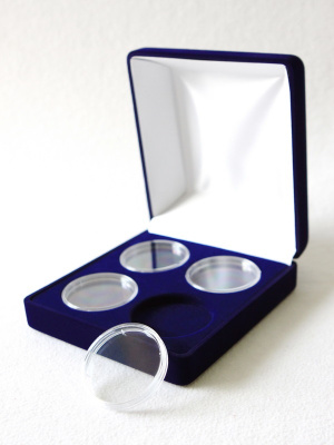 Футляр (120х131х50 мм) на 4 монеты в капсулах (диаметр 46 мм),  светло-бордовый Футляр (120х131х50 мм) на 4 монеты в капсулах (диаметр 46 мм),  светло-бордовый