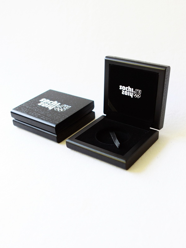 Деревянный футляр (90х95х31 мм) для монеты в капсуле. Серебро