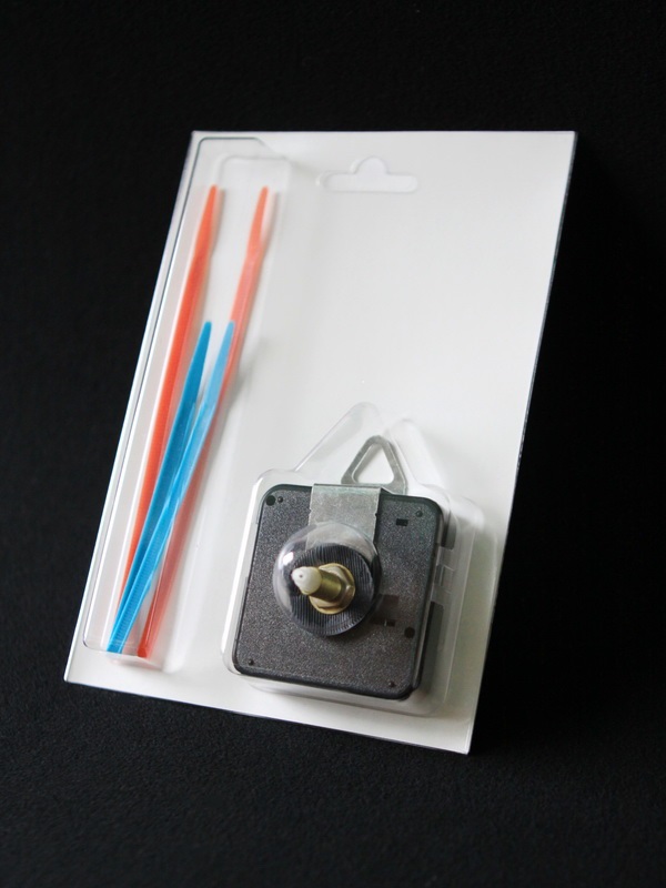 Блистер с загибом краев под часовой механизм и стрелки