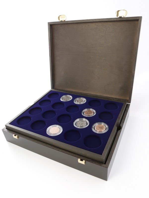 Деревянный бокс Carus (322х268х64 мм). 4 поддона. Для 80 капсул (диаметр 44 мм), тёмно-синий  Деревянный бокс Carus (322х268х64 мм). 4 поддона. Для 80 капсул (диаметр 44 мм), тёмно-синий