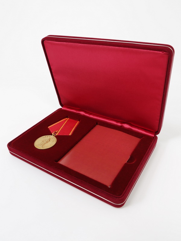  Футляр замшевый (182х128х34 мм) под медаль РФ d-32 мм и удостоверение (75х100х5 мм), тёмно-бордовый