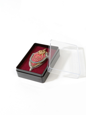  Пластиковый футляр (48х68х22 мм). Чёрное основание, прозрачная крышка, бордовая вставка