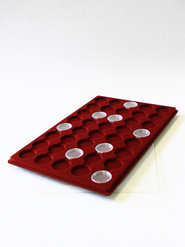 Планшет L (222х333х13 мм) для 40 монет в капсулах CAPS 26,5 и 27 Leuchtturm. Диаметр ячейки 33 мм, тёмно-бордовый  Планшет L (222х333х13 мм) для 40 монет в капсулах CAPS 26,5 и 27 Leuchtturm. Диаметр ячейки 33 мм, тёмно-бордовый