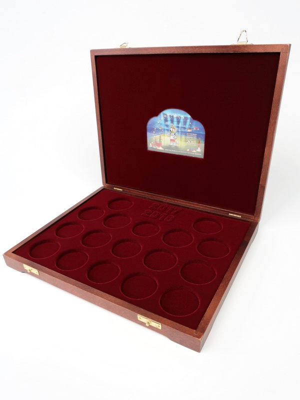Футляр деревянный Vintage S (305х247х40 мм) для 3 золотых и 14 серебряных монет «Футбол 2018» в капсулах. Талисман Футляр деревянный Vintage S (305х247х40 мм) для 3 золотых и 14 серебряных монет «Футбол 2018» в капсулах. Талисман