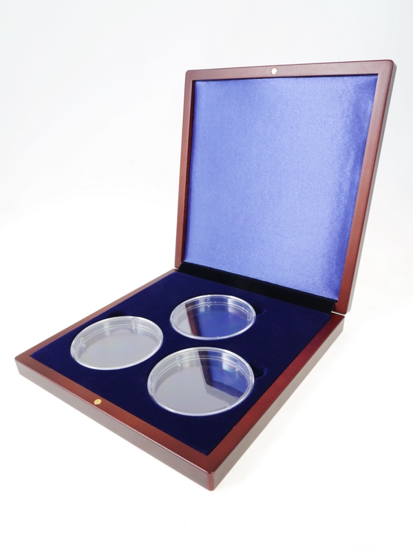 Деревянный футляр (190х196х32 мм) для 3 монет в капсулах (диаметр 74 мм) Деревянный футляр (190х196х32 мм) для 3 монет в капсулах (диаметр 74 мм)