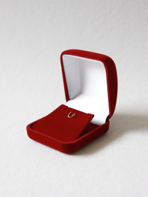 Футляр (53х59х33 мм) под серьги, подвеску (стойка) Футляр (53х59х33 мм) под серьги, подвеску (стойка)