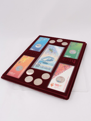 Планшет S (234х296х12 мм) для 1 банкноты Сочи-2014 в чехле, 4 монет Сочи-2014 в блистере и 7 монет Сочи-2014 без капсул Планшет S (234х296х12 мм) для 1 банкноты Сочи-2014 в чехле, 4 монет Сочи-2014 в блистере и 7 монет Сочи-2014 без капсул