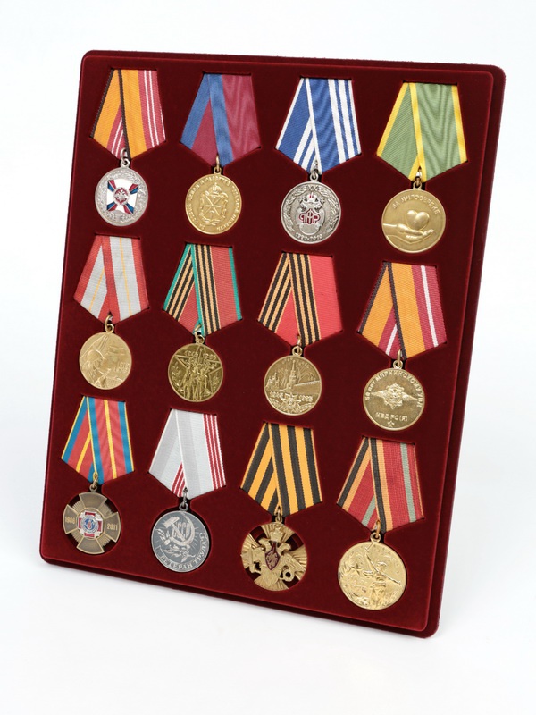 Планшет S (234х296х12 мм) на 8 медалей РФ d-32 мм и 4 медали РФ d-37 мм. Вертикальный