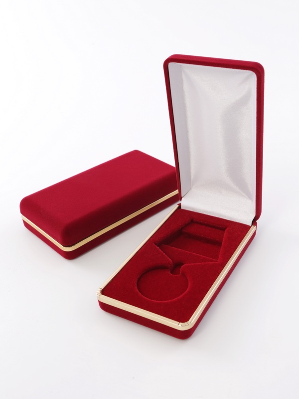 Футляр с золотым ободком (62х116х26 мм) под медаль РФ d-32 мм с пятиугольной колодкой, светло-бордовый Футляр с золотым ободком (62х116х26 мм) под медаль РФ d-32 мм с пятиугольной колодкой, светло-бордовый