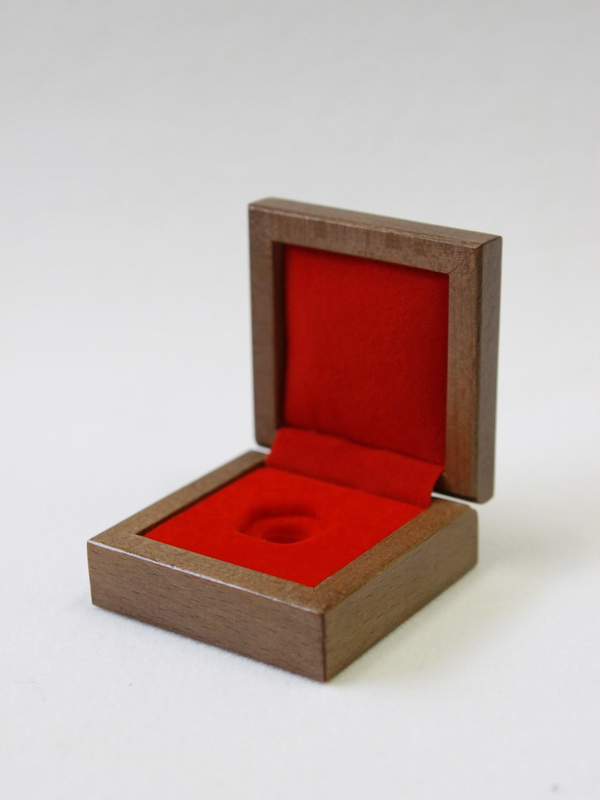 Деревянный футляр (65х65х32 мм) под значок