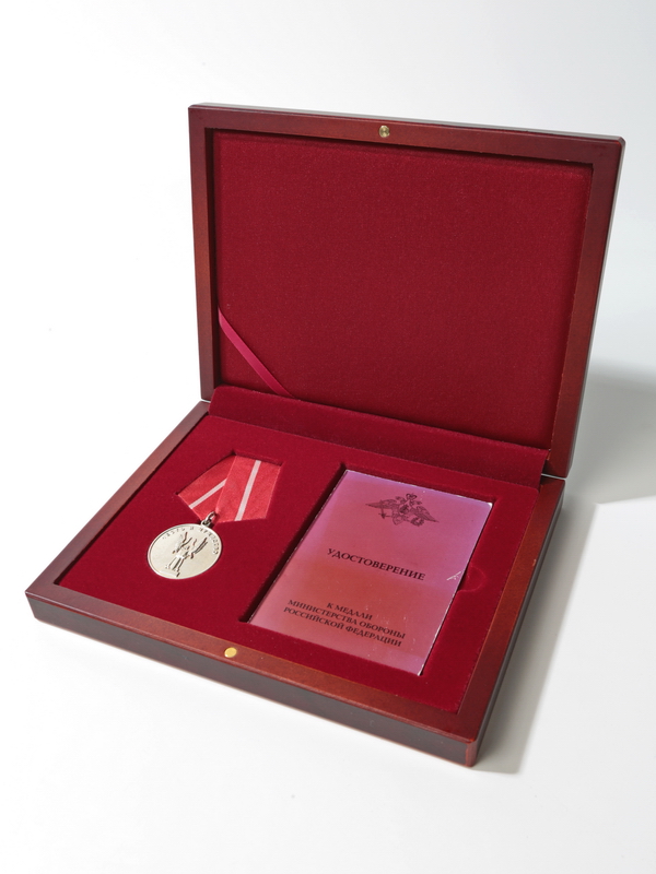 Деревянный футляр (194х149х32 мм) под медаль РФ d-32 мм с пятиугольной колодкой и удостоверение (75х105х6 мм)