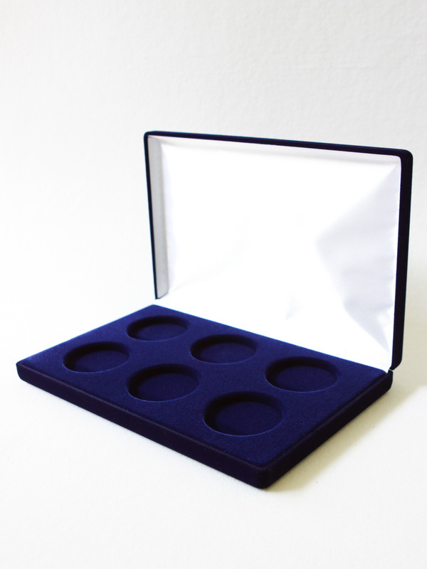 Футляр (217х141х29 мм) для 6 монет в капсулах (диаметр 46 мм), тёмно-синий  Футляр (217х141х29 мм) для 6 монет в капсулах (диаметр 46 мм), тёмно-синий