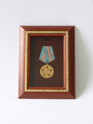Багетная рамка (вид 3) под одну медаль РФ d-37 мм