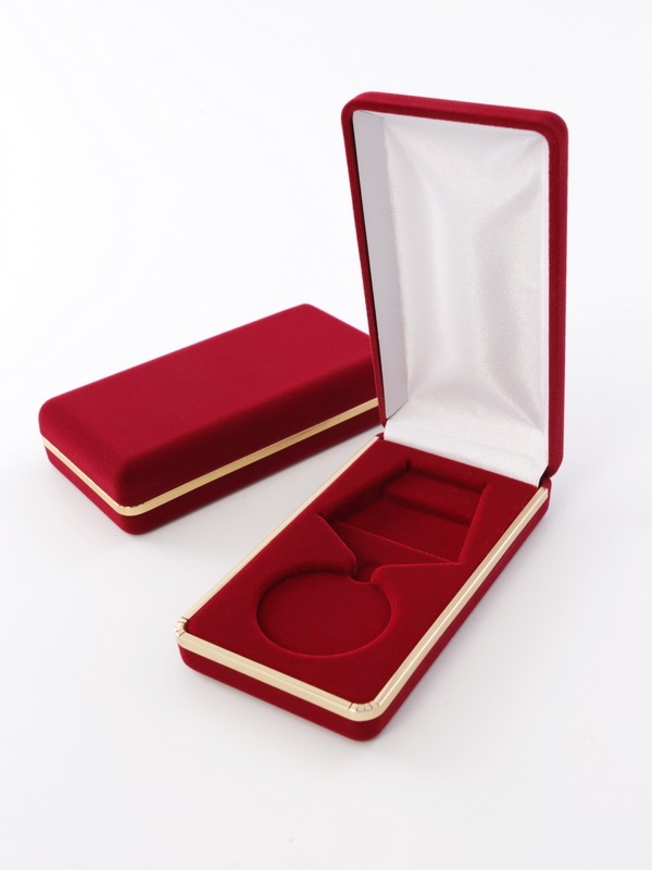 Футляр с золотым ободком (62х116х26 мм) под медаль РФ d-37 мм с пятиугольной колодкой Футляр с золотым ободком (62х116х26 мм) под медаль РФ d-37 мм с пятиугольной колодкой