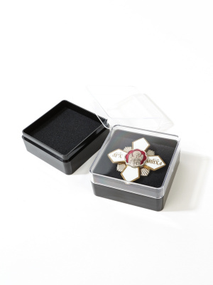 Пластиковый футляр (48х48х22 мм). Чёрное основание, прозрачная крышка, чёрная вставка