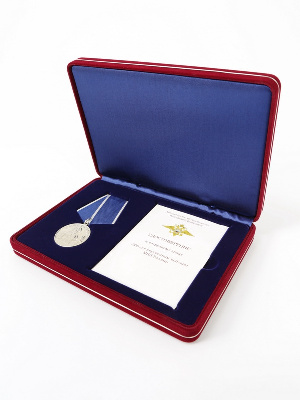 Футляр замшевый (182х128х34 мм) под медаль РФ d-32 мм и удостоверение (75х100х5 мм) Футляр замшевый (182х128х34 мм) под медаль РФ d-32 мм и удостоверение (75х100х5 мм)