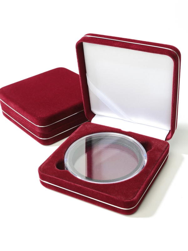 Футляр замшевый (92х92х34 мм) для 1 монеты в капсуле (диаметр 74 мм), логотип Банк России, тёмно-бордовый/персонализация