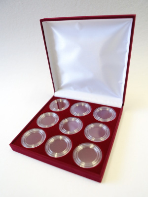 Футляр (160х160х33 мм) под 9 монет в капсулах (диаметр 44 мм), светло-бордовый  Футляр (160х160х33 мм) под 9 монет в капсулах (диаметр 44 мм), светло-бордовый