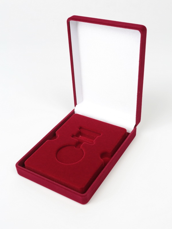 Футляр (90х124х32 мм) для медали на квадро колодке (короткая). Вынимаемый ложемент, светло-бордовый  Футляр (90х124х32 мм) для медали на квадро колодке (короткая). Вынимаемый ложемент, светло-бордовый