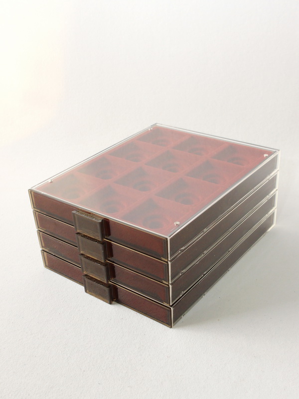 Кассета XL на 12 ячеек (62х62х10 мм) (под знаки с винтом), светло-бордовый  Кассета XL на 12 ячеек (62х62х10 мм) (под знаки с винтом), светло-бордовый