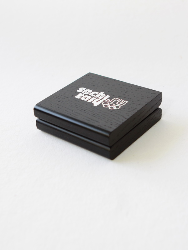 Деревянный футляр (90х95х31 мм) для монеты в капсуле. Серебро